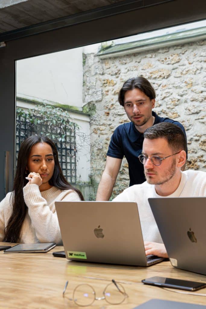 photo équipe Digidop en train de travailler sur des ordinateurs