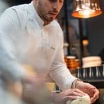 portrait du chef Quentin Maufrais en train de pétrir une pâte