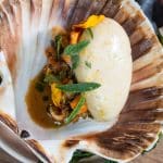 photo culinaire d'un plat avec une coquille saint jacques