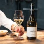 photo d'un verre de vin avec une bouteille de vin blanc le versant Viogner des vignobles de Foncalieu