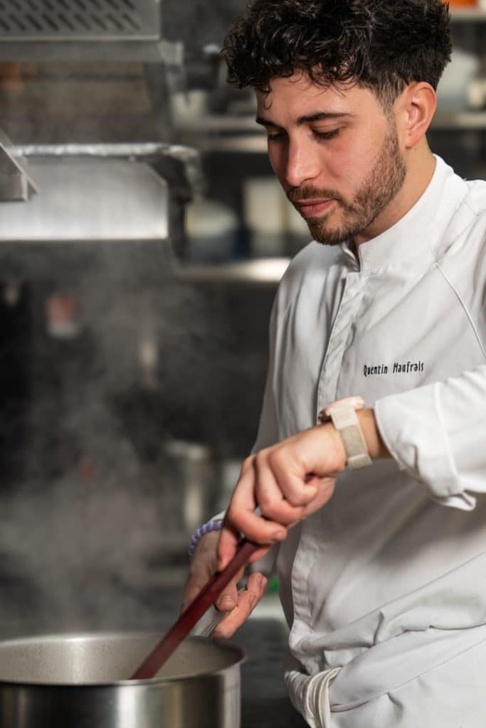 portrait chef Quentin Maufrais en cuisine