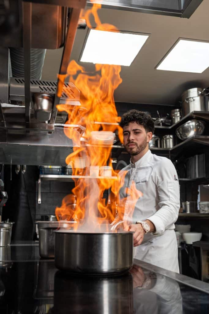 photo chef Quentin Maufrais en cuisine flamme