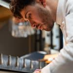 photo portrait chef Quentin Maufrais en cuisine