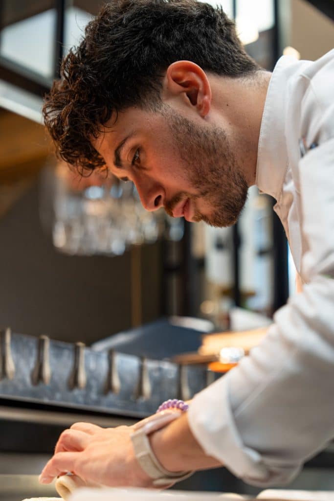 photo portrait chef Quentin Maufrais en cuisine