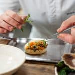 photo culinaire main en train de dresser un plat