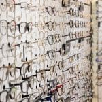 photo de lunettes sur un mur dans une boutique