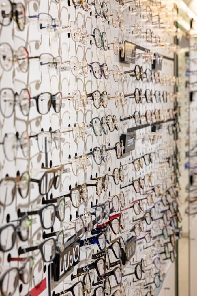 photo de lunettes sur un mur dans une boutique