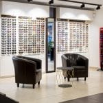 photo d'une boutique de lunettes avec des fauteuils