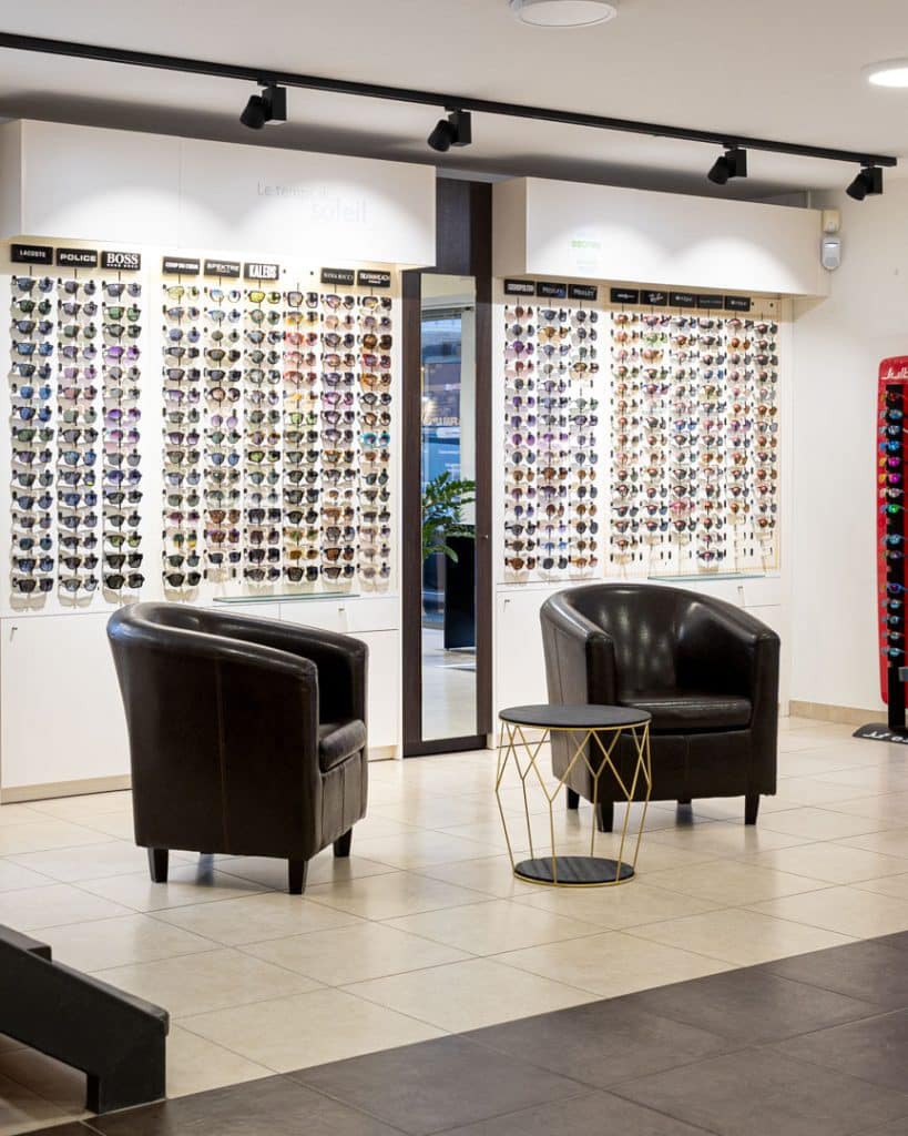 photo d'une boutique de lunettes avec des fauteuils