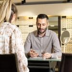 photo d'un opticien avec un client