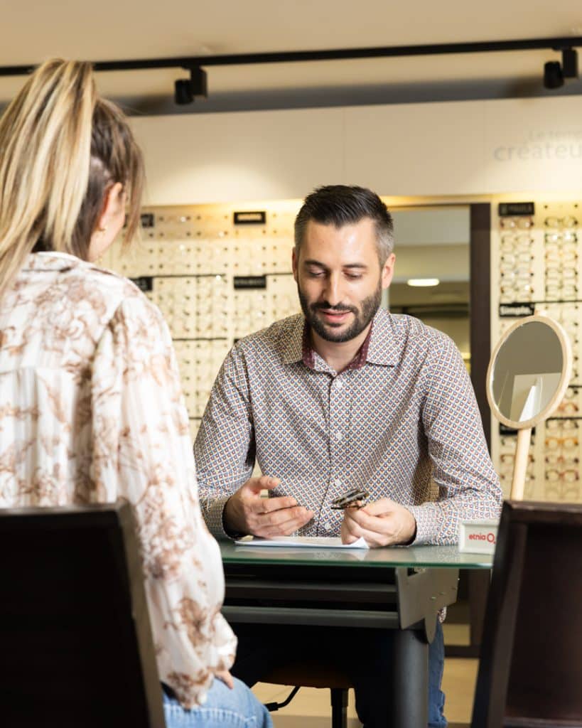 photo d'un opticien avec un client