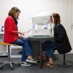 photo pendant une consultation chez un ophtalmologue