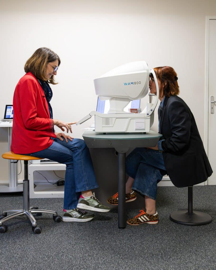 photo pendant une consultation chez un ophtalmologue