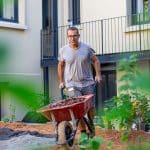 photo d'un jardinier avec une brouette