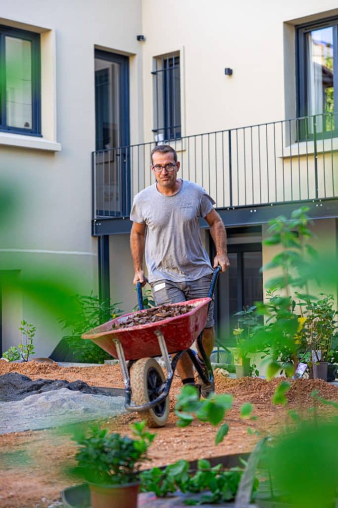 photo d'un jardinier avec une brouette