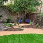 photo d'un jardin à Carcassonne avec des transats