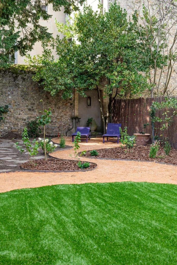 photo d'un jardin à Carcassonne avec des transats
