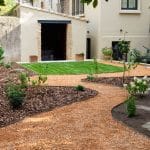 photo d'un jardin avec pelouse synthétique