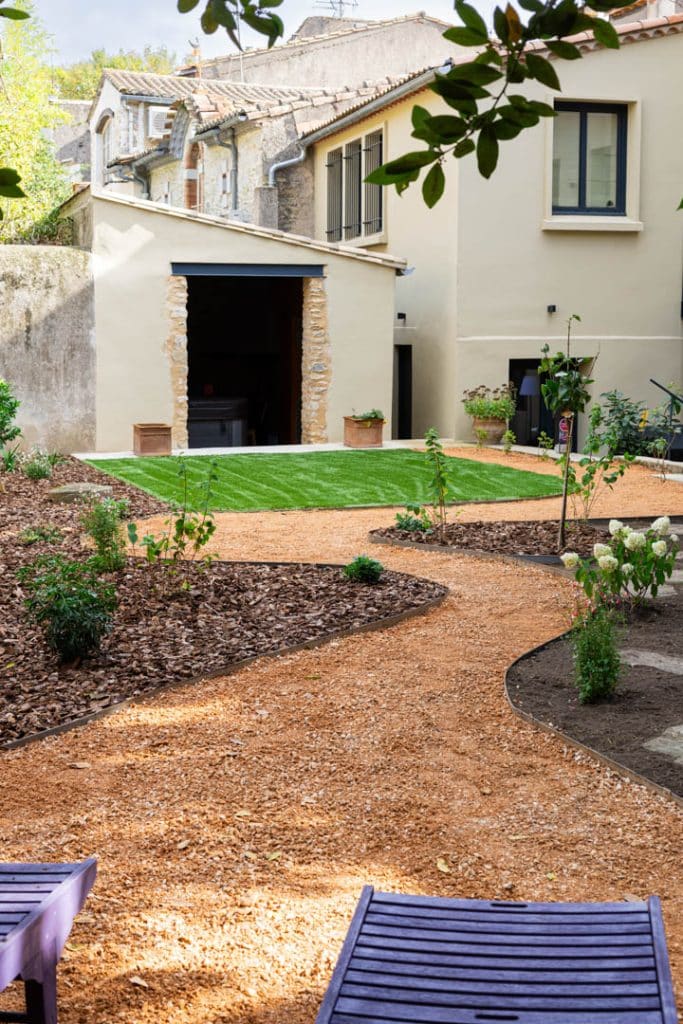 photo d'un jardin avec pelouse synthétique