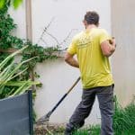 photo d'un jardinier qui ratisse