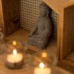 photo d'ambiance avec des bougies et un bouddha