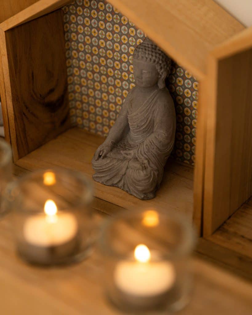 photo d'ambiance avec des bougies et un bouddha
