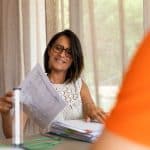 portrait d'une praticienne pendant un rendez vous avec un client