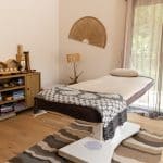 photo d'une salle de soin avec un lit de massage et une décoration zen