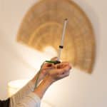 photos de mains qui tiennent une antenne de Lecher