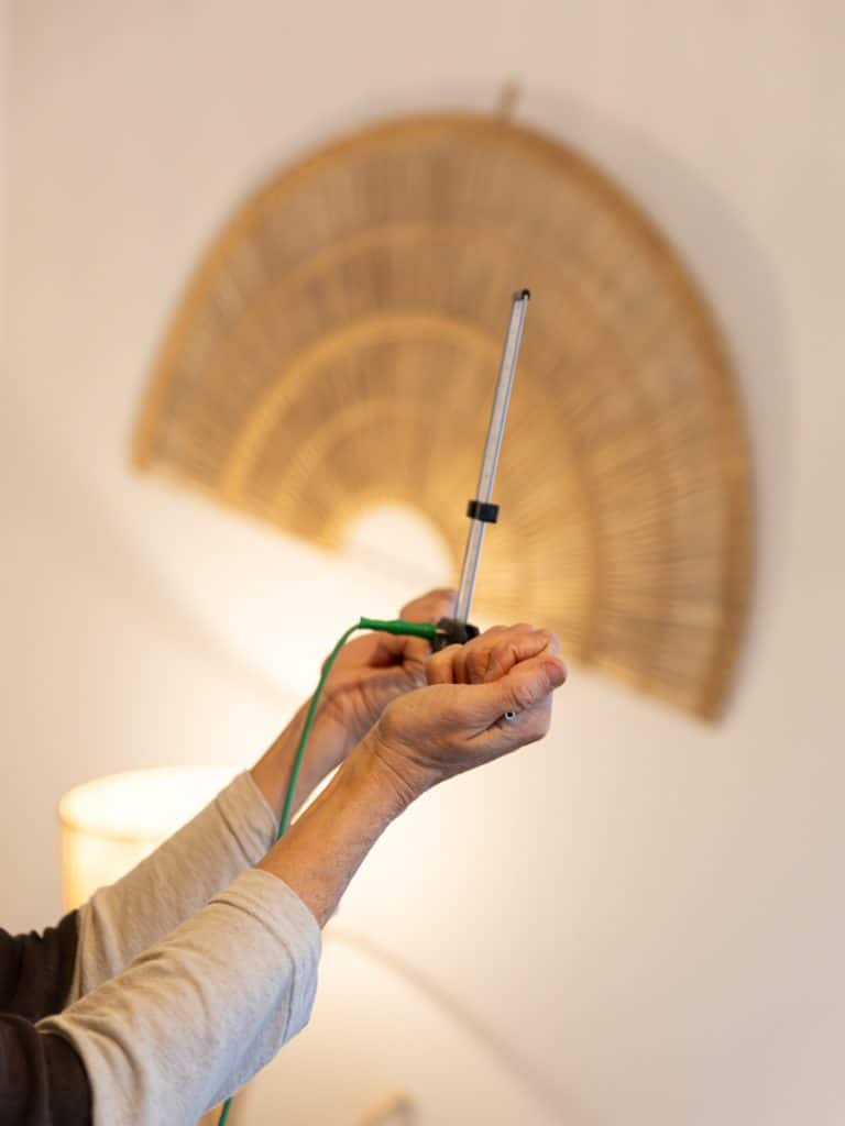 photos de mains qui tiennent une antenne de Lecher