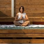 photo portrait dans une posture de yoga
