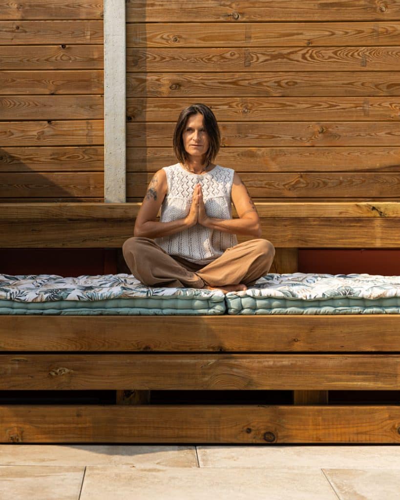 photo portrait dans une posture de yoga
