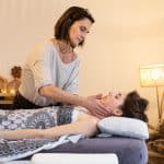 photographie durant un soin. gestes et massage