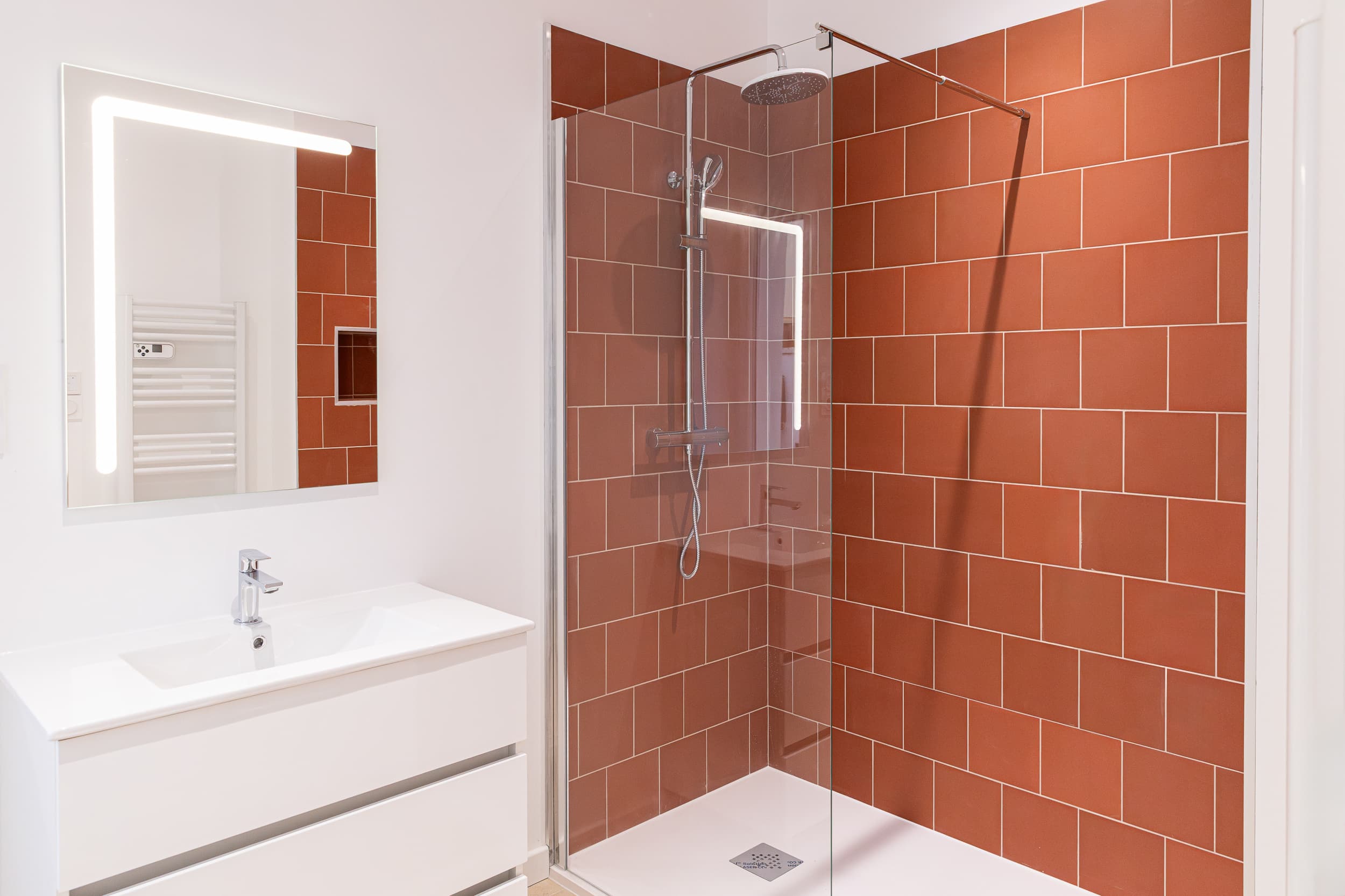 photographie immobilier AB Rénovation architecture Qapture salle de bain douche carrelage