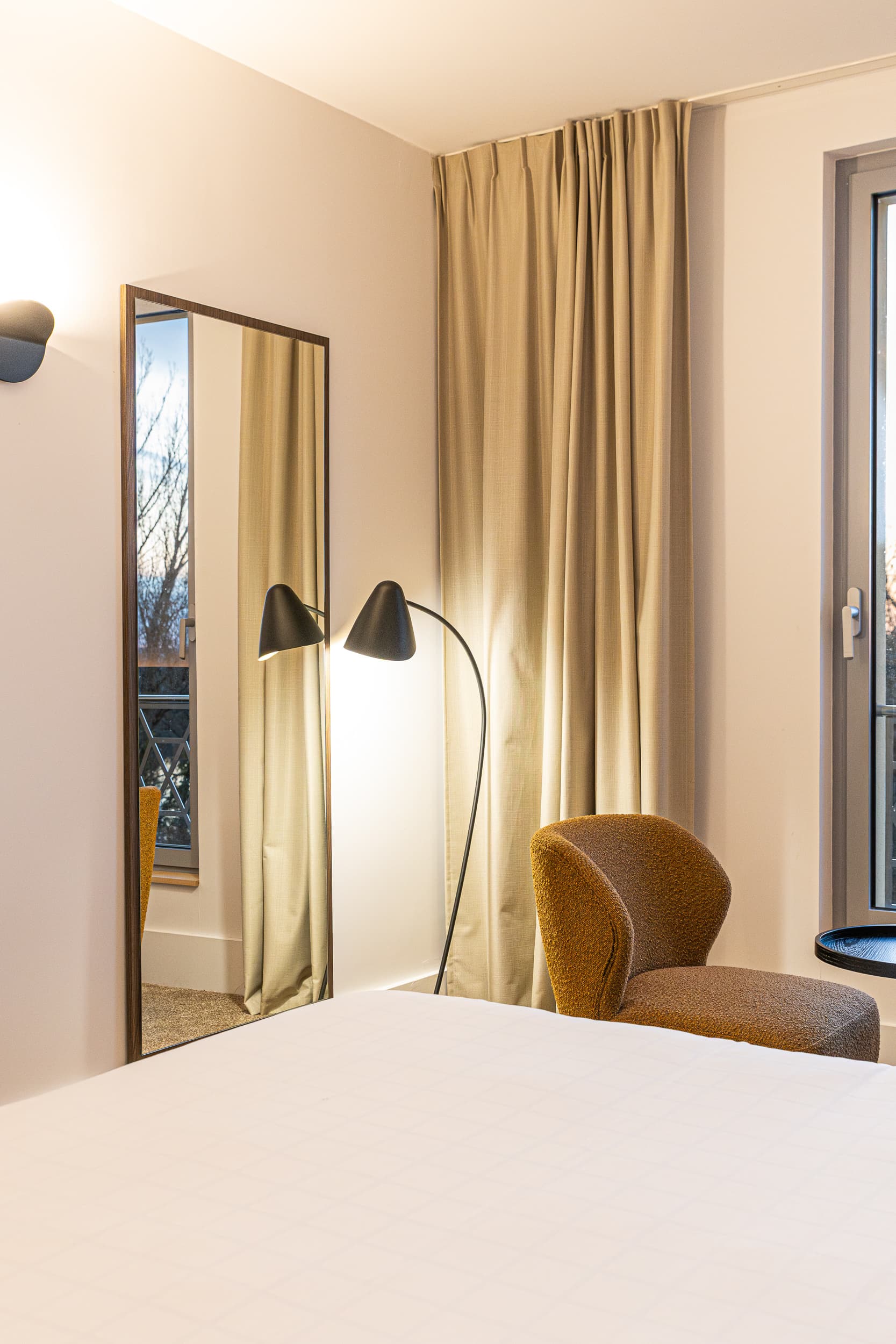 photographie immobilier Dali Hotel Montauban architecture Qapture chambre fauteuil lampe décoration