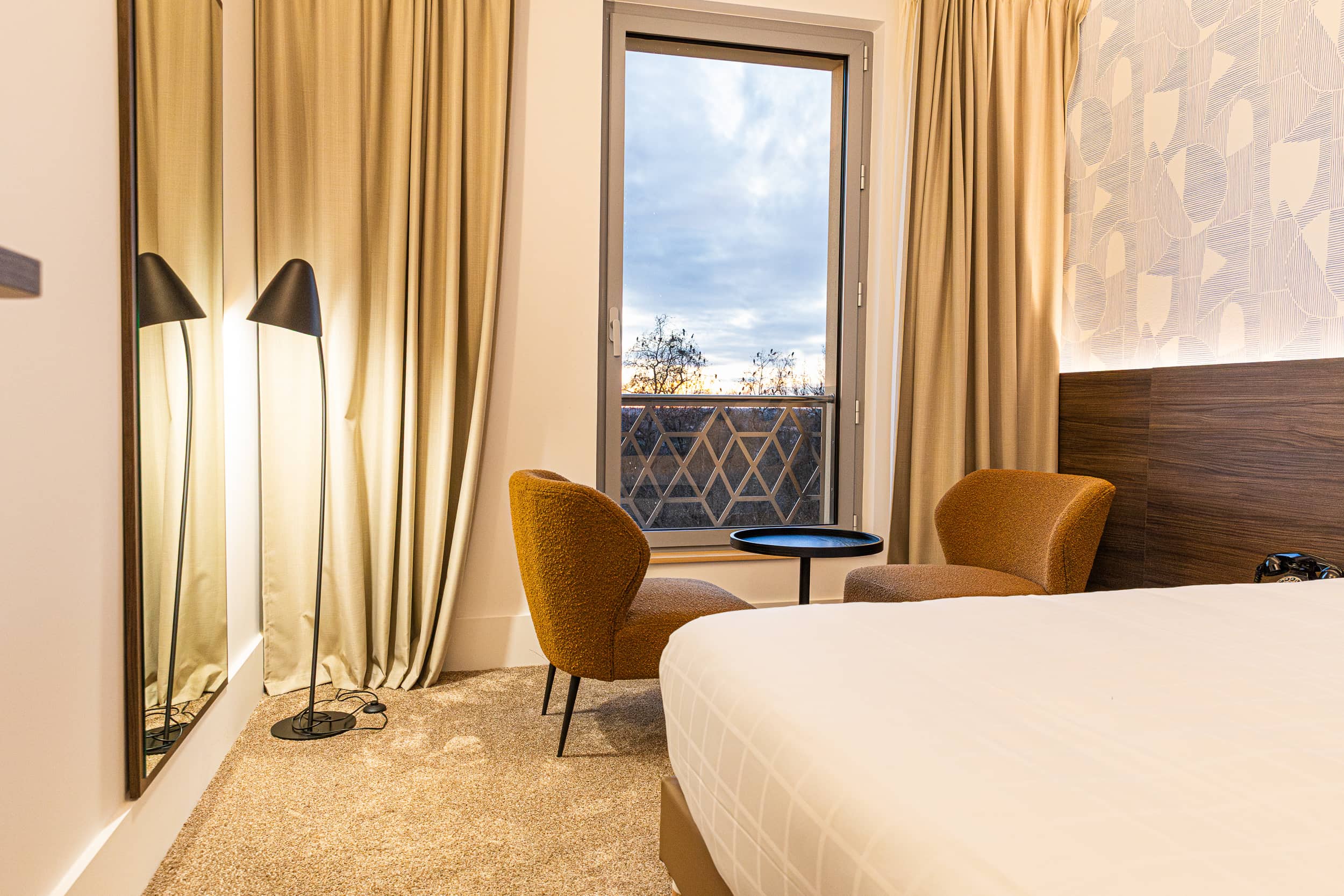 photographie immobilier Dali Hotel Montauban architecture Qapture mobilier décoration fauteuil miroir