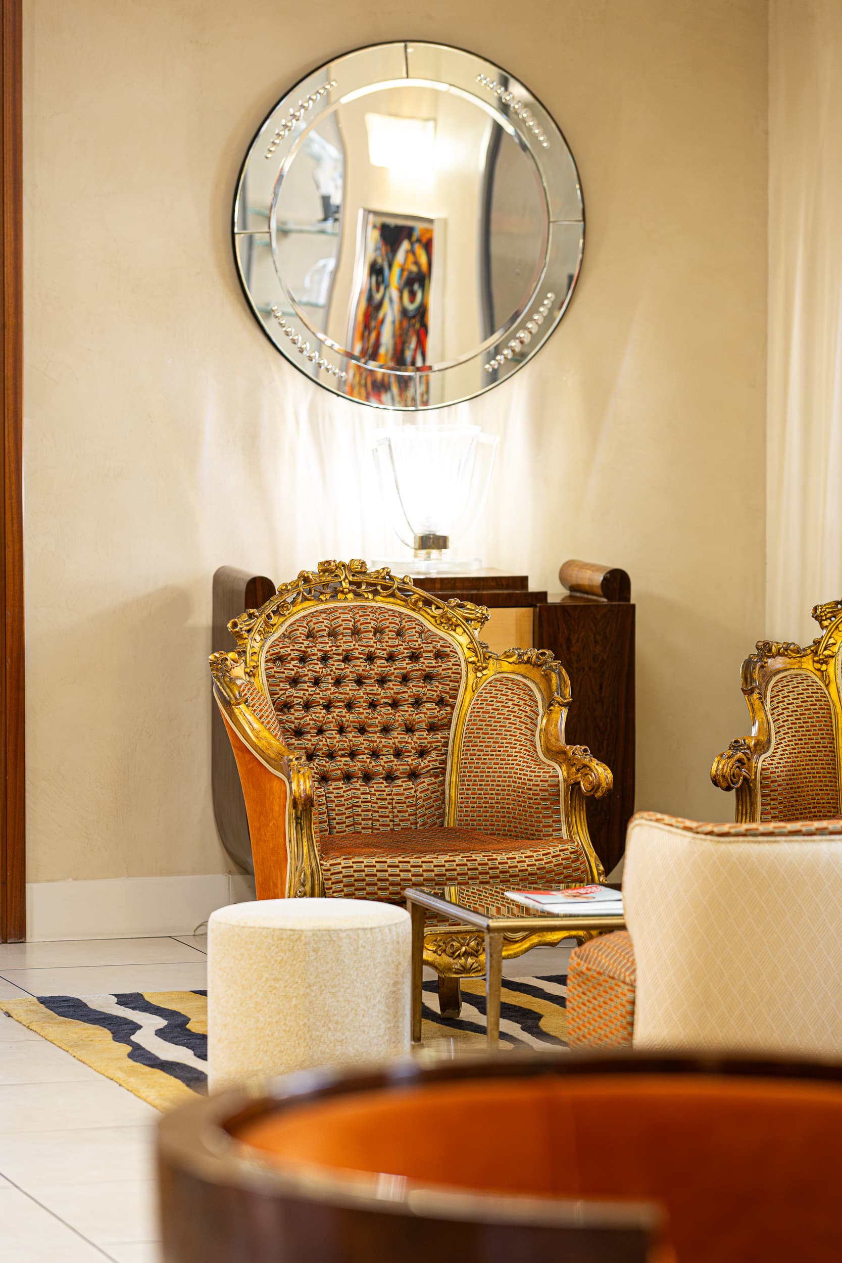 photographie immobilier Dali Hotel Montauban architecture Qapture mobilier décoration fauteuil miroir