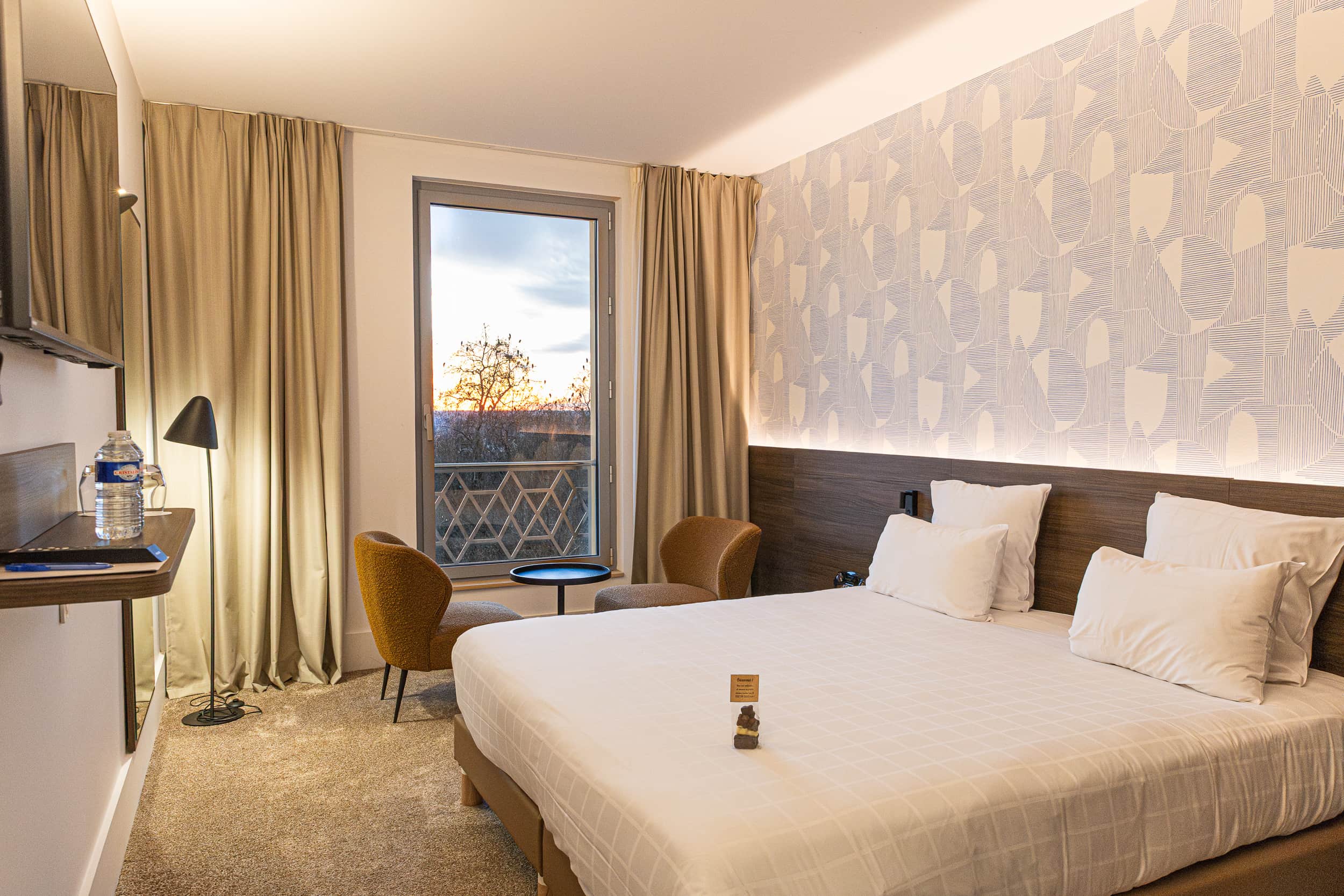 photographie immobilier Dali Hotel Montauban architecture Qapture chambre lit mobilier