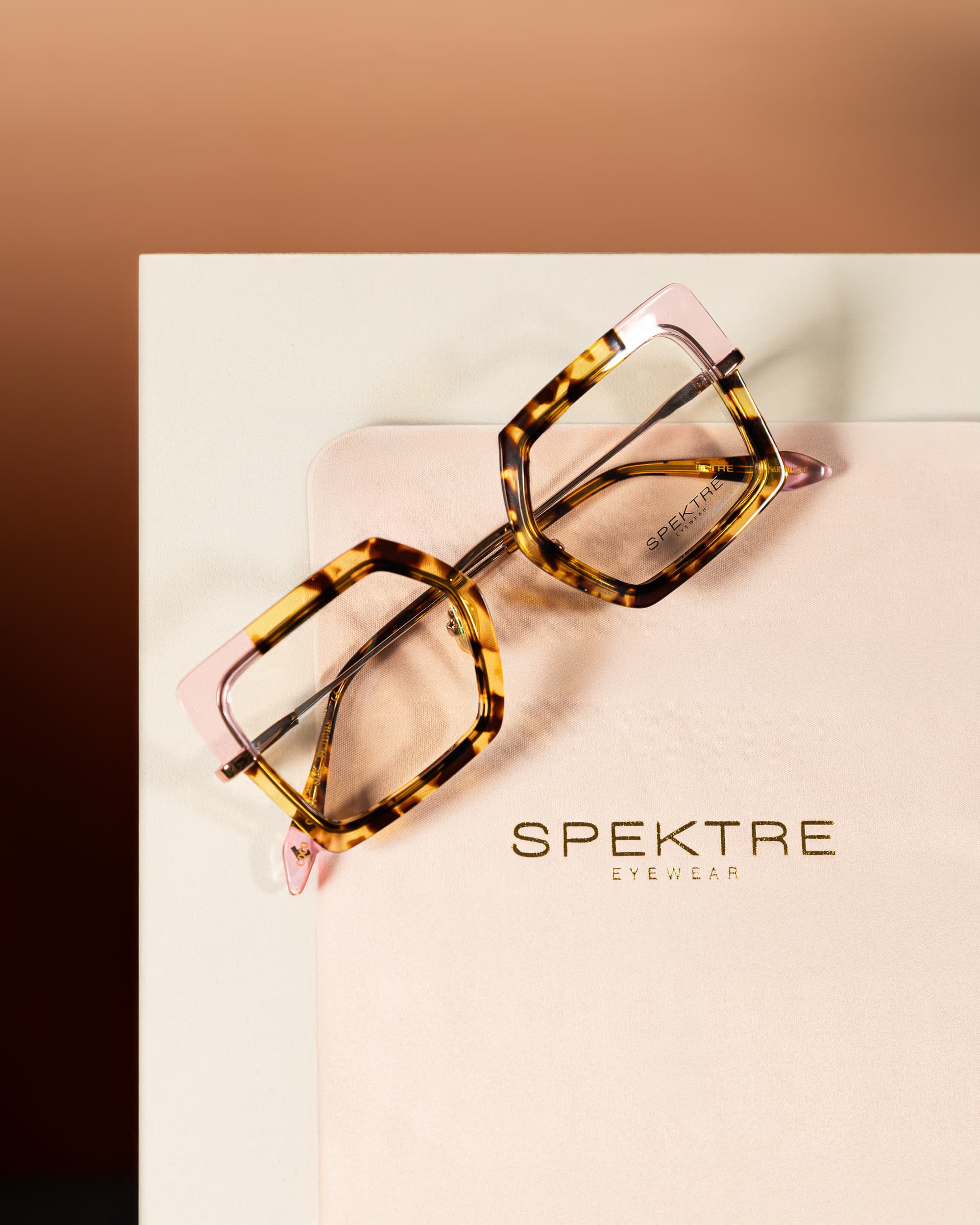photographie de produit mise en scène lunettes de vue optic2000 Carcassonne Qapture Spektre Eyewear